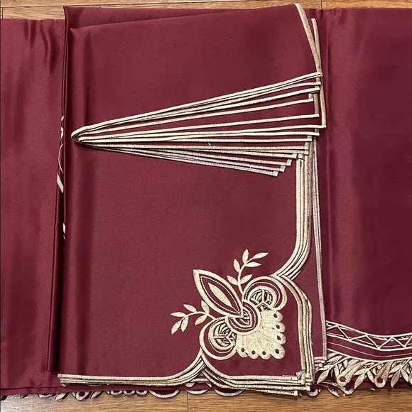 Elegant Burgandt and Gold Embroidered Tablecloth and Napkin Set - Picture 8 of 9